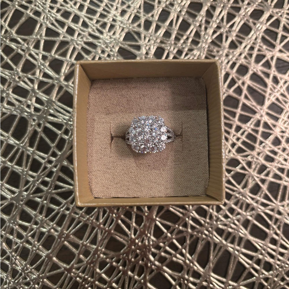 Elegant Silver and Gray Cluster Ring with Halo Design